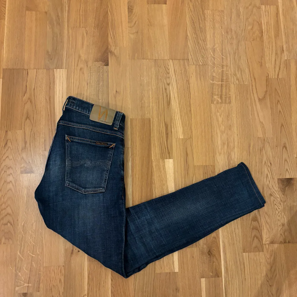 Säljer ett par snygga mörkblå jeans från Nudie Jeans i storlek 28/32. De har en slim passform och är i mycket bra skick. Nypris cirka 1600 kr säljer för endast 650 kr. Jeans & Byxor.