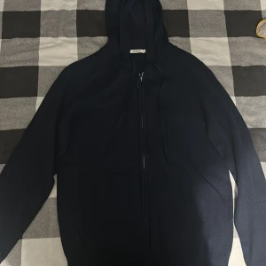 Stickad zip tröja - En stickad zip tröja som är storlek L men sitter som M 