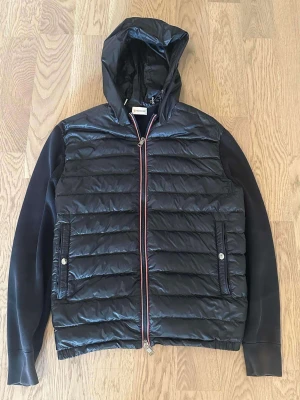 Moncler cardigan  - Säljer min killes moncler cardigan🥰 den är storlek L men passar M/S då de är små i storlekarna. Är inköpt från Manchester 2021 för 9000 sek. Den är i färgen blå och bra skick. Finns äkthetsbevis genom skanna jackans märke🙌🏼