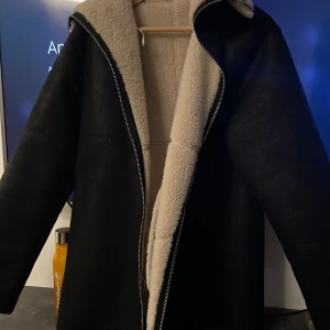 Vinterjacka  - Jättemysig och snygg jacka med päls foder som passar både för vinter och höst.   Använt fåtal gånger  Storlek s men stor i storleken