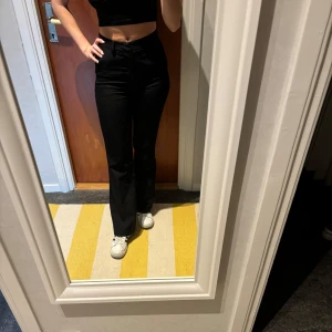 Svarta högmidjade byxor - Svarta kostymbyxor ifrån bikbok med en snygg bootcut-stil. Storlek 34, väldigt bra skick. 80kr  