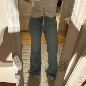 Ett par fina lågmidjade bootcut jeans som är min mammas gamla💕💕Säljer pågrund av att dom var väldigt långa på mig💕Kan sänka priset vid snabb affär🥰