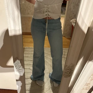 Bootcut jeans - Ett par fina lågmidjade bootcut jeans som är min mammas gamla💕💕Säljer pågrund av att dom var väldigt långa på mig💕Kan sänka priset vid snabb affär🥰