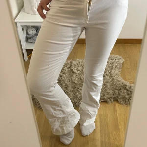 Vita bootcut lowwaist jeans - Använda två gånger inga defekter storlek 158 men sitter på mig som inte kan ha jeans i barnstorlek så dom sitter som en xxs/xs