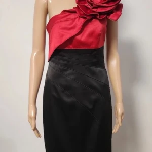 Karen Millen klänning  - Vacker Karen Millen klänning i svart och rött. Perfekt för en kväll eller ett speciellt tillfälle. Framhäver figuren vackert. 85 % polyamyd 15% siden. 
