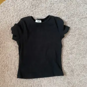 Svart basic T-Shirt från Kappahl💕 Har använts ganska många gånger men är i bra skick