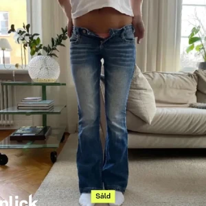 Jeans - Säljer dessa super snygga jeans, köpte dem själv begagnad men passade tyvärr inte mig❤️Jag har inte burit dem sen dem kom till mig! Pris kan diskuteras vid snabb affär❤️