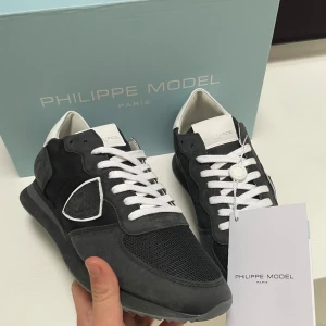 Philippe model TRPX - Philippemodel skor | skick 10/10 (Helt splitter nya)! | EU 40 (fits 40-41) | Box medföljer | fraktkostnaden står köparen för. Minsta fundering skriv.