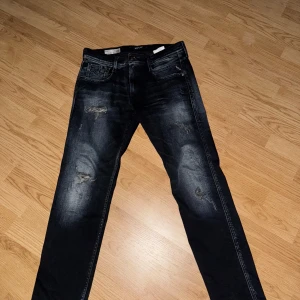Replay anbass - Säljer dessa feta Replay anbass med slitningar  10/10 skick  Mitt pris: 900 Nypris: Runt 2000 W32/L30 de är nersydda till L30 från L34