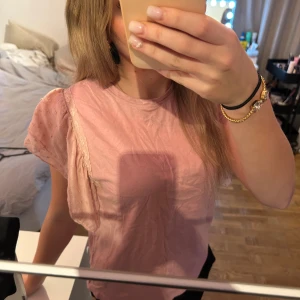 Söt t-shirt - En söt mjuk rosa t-shirt med spets på armarna i storlek Xs🎀