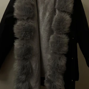 Faux Fur Parka - Jätteskön insida och vattentålig utsida PälsPuffar på armarna originalpris 2100:-