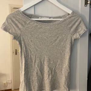 T-shirt  - Grå T-shirt med spetskanter. Endast provad på, nyskick!!☺️