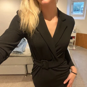 Jättesnygg oanvänd klänning!  - Jättefin oanvänd klänning från Amisu!  Lappen kvar och aldrig använd! Storlek 36.  Avtagbart bälte, se bild 3.