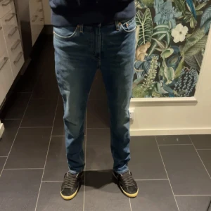 Levis 511 nya - Tjena, säljer nu dessa riktigt feta Levis 511 storlek w31 L32, skick helt nya aldrig använda skicka för övriga frågor och bud.