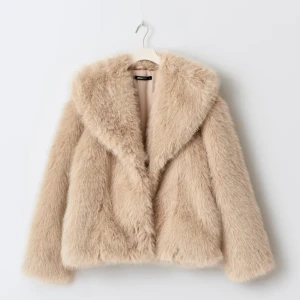 Gina faux fur jacka - Säljer denna jättefina jacka från Gina i storlek S andvänd en gång är är då i helt nytt skick💞