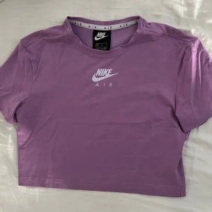 Nike crop top - Lila/rosa nike air crop top, använd enstaka gång i fint skick