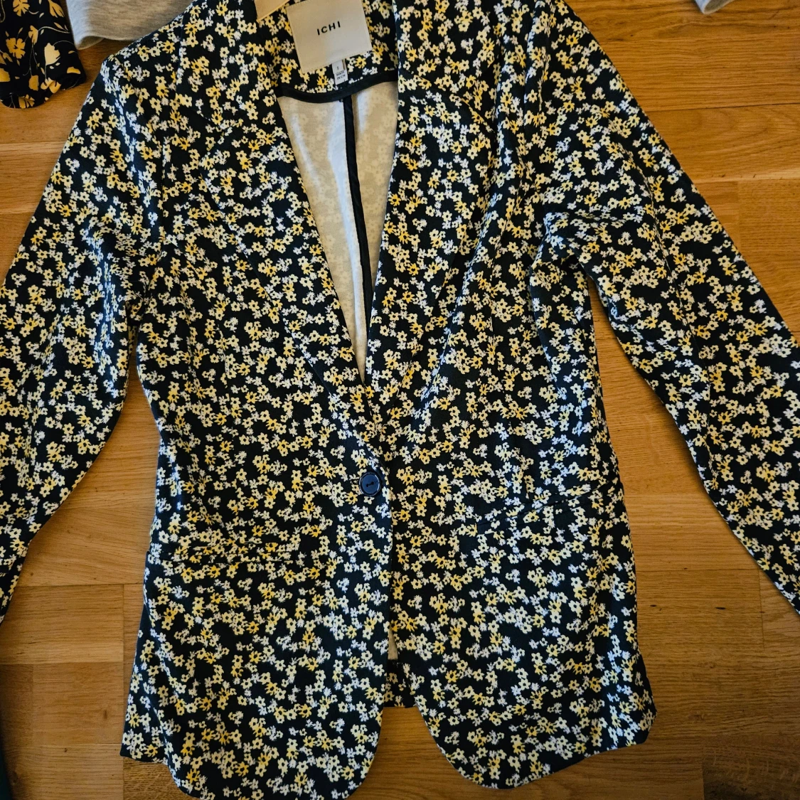 Blommiga kavajer och grå kavaj - 91