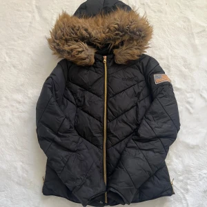 Svea Jacka - Vinterjacka från svea i storlek XS. Kommer ej till användning längre. Nån liten skavank vid dragkedjan (sista bilden) kontakta innan!!