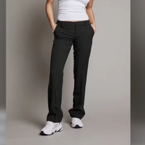 Kostymbyxor  - Säljer mina jättefina lågmidjade kostymbyxor från bikbok. Dem är i storlek 36 och har inga defekter. Säljer pga att jag har 2 par. Skriv för fler bilder och pris går att diskutera.