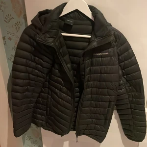 Peakperfomance  - Snygg Peakperfomance jacka utan några slitningar. 