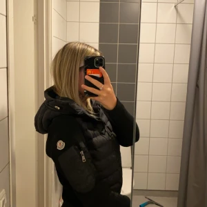 Moncler cardigan - Säljer min moncler cardigan då den inte kommer till användning den är i så gott som ny skick har storlek S passar även m då den formar sig fler bilder kan skickas!