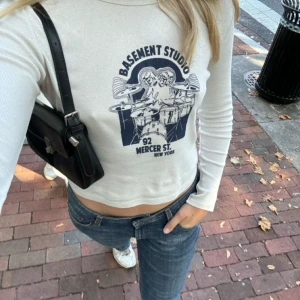 tori basement studio topp💞 - Supersöt tröja från brandy melville som passar jättebra till hösten, helt ny och nästan helt oanvänd. Säljer för att jag inte har använt den så mycket 💞💞