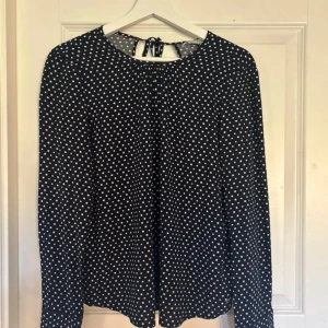 Tommy Hilfiger blus med stjärnor  - Ändats använd en gång Väldigt söt - marinblå med små vita stjärnor  Nypris 1399 kr, jag säljer för 250 kr