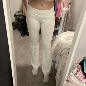 Yogapants - Säljer ett par vita yogapants i mjukt material. har en skön passform som sitter snyggt, bara testade 