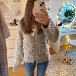 Ginatricot kofta 💓🧚🏻‍♀️ - Supernajs kofta från Ginatricot som är helt slutsåld 💓💓🥰endast använd fåtal ggr! 