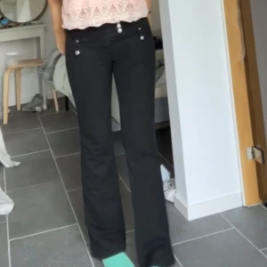 Lågmidjade bootcutjeans med coola detaljer🖤😍⚡️🌟 - Suuupersnygga jeans som tyvärr är för korta för mig🌟passar nån kortare än 165!