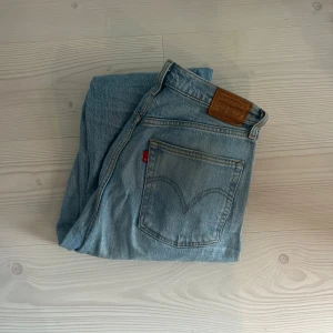 Levi’s jeans - Ribcage Straight - I gott skick med slitningar nere i benet