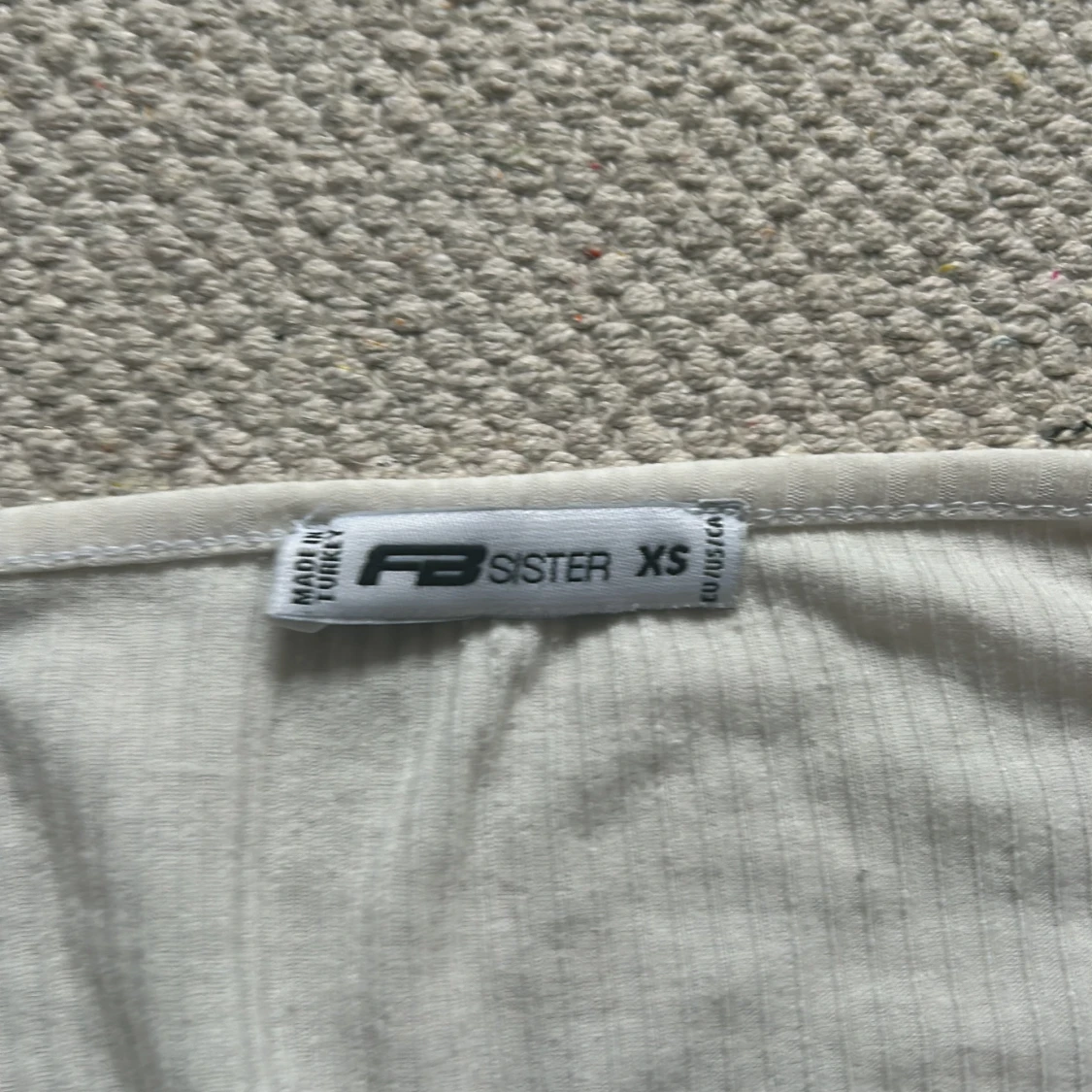 Vit ribbad linnetopp från FB Sister - 91