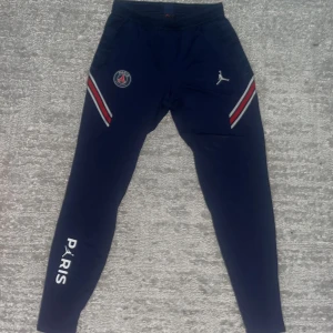 PSG byxor - PSG byxor använda några gånger bara nytt skick. Köpta på Nike butiken. Funkar för tjejer och killar Storlek S.