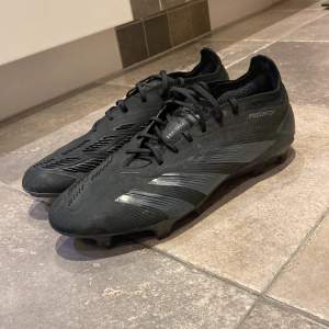 Säljer ett par svarta Adidas Predator fotbollsskor i bra skick. Skorna är storlek 41 1/3 men är små i storleken. Skorna är använda. Men syns knappast. (Ordinarie pris 2999). Hör av dig om du är intresserad.