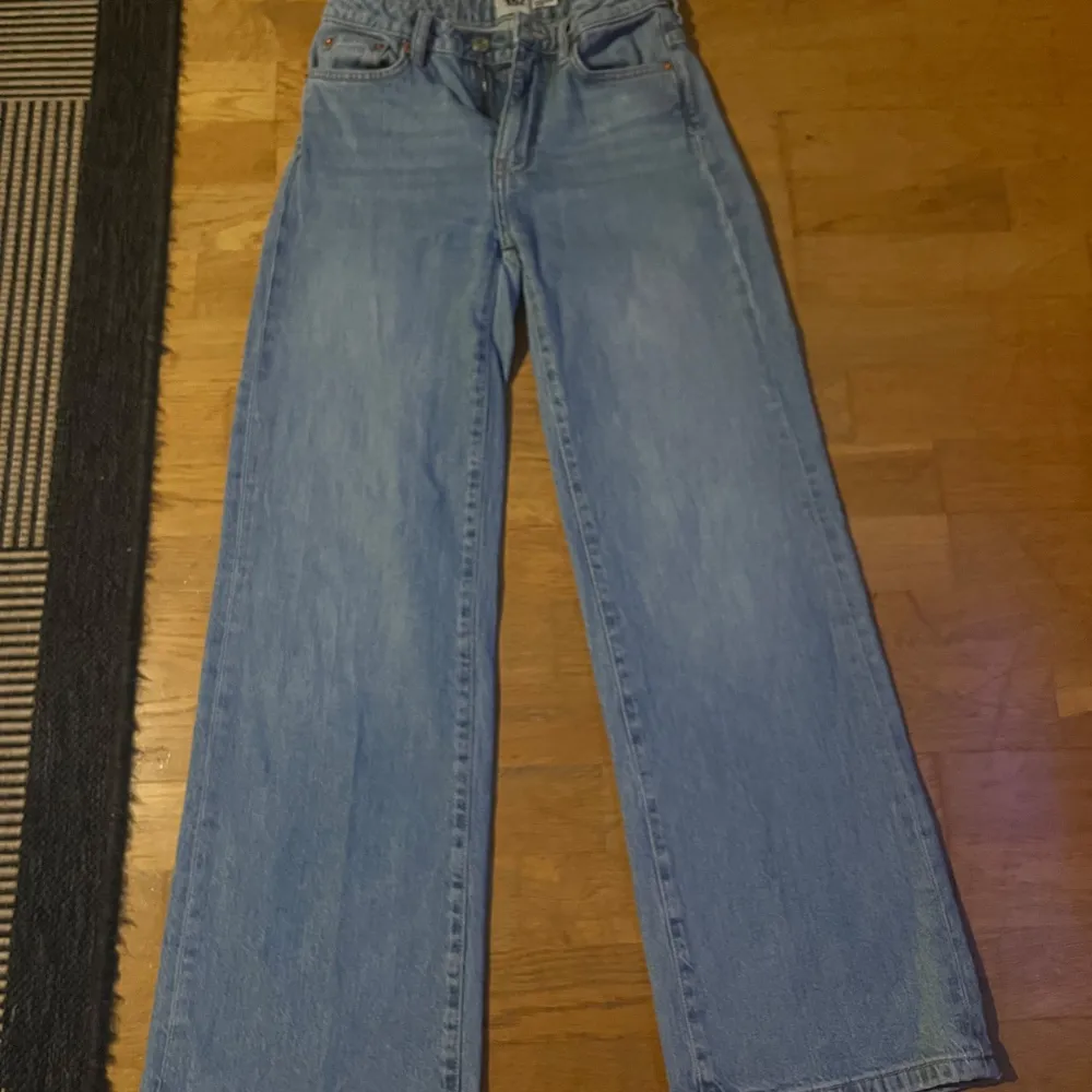 Säljer ett par snygga blå jeans från 157 Boulevard Star. De har en klassisk design med hög midja och en avslappnad wide fit. Stl 160. Jeans & Byxor.