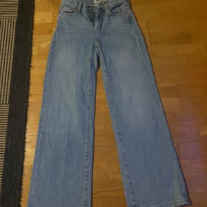 Blå jeans från 157 Boulevard Star - Säljer ett par snygga blå jeans från 157 Boulevard Star. De har en klassisk design med hög midja och en avslappnad wide fit. Stl 160