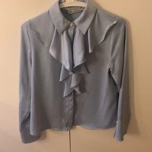 Från zara - Fin blus i färgen blå. Bra material. Storlek XS men passar även i S.  Har en likadan i beige, skriv om ni är inteesserade!  
