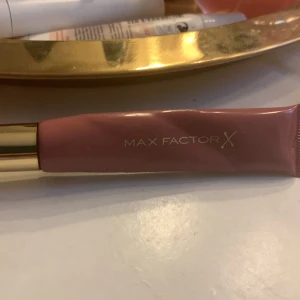 Max factor lip cushtion - Använt några gånger, köpte för 150 kr, säljer för 70kr.
