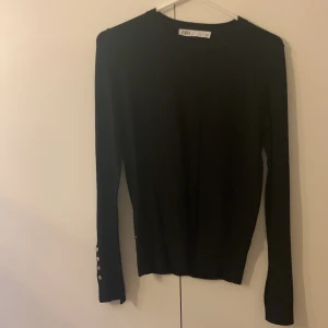 Från zara. - Gammal tröja från zara i storlek S. Bra material. Samma som förra tröjan fast i svart!