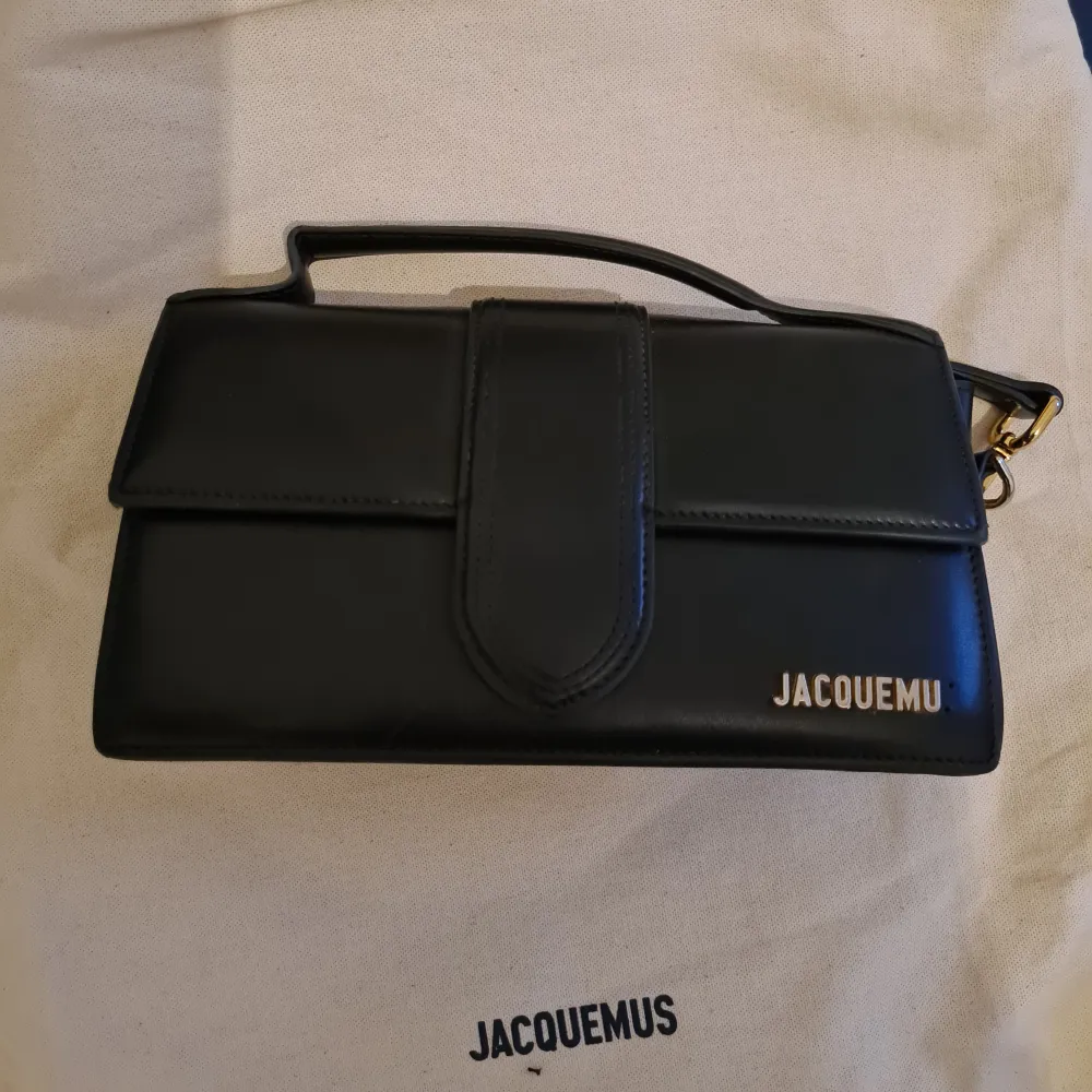 Jacquemus väska som tyvärr saknar s:et, därav lågt pris.. Accessoarer.