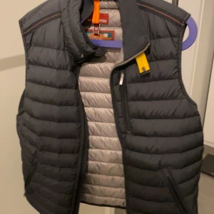 Parajumpers väst  - Nästan som ny använt ett fåtal gånger 