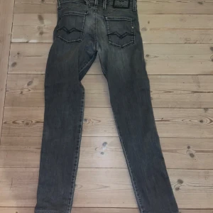 Replay Anbass slim fit - Storlek 30/32. Uppsydda av skräddaren på åhlens från 30/34.  Nästan som nya!