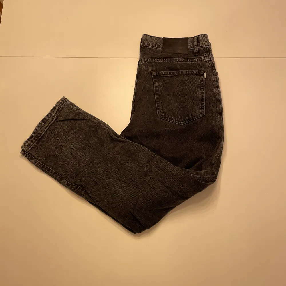 Hej, jag säljer mina woodbird jeans i svart wash. Jeansen är sparsamt använda och är i fint skick. Tveka inte att höra av dig vid funderingar!. Jeans & Byxor.