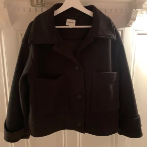 Kort kappa med stora fickor obetydligt använd  - Kort kappa använd 2 gånger färgen är gråsvart  Kostade 799 ny säljes för 350 