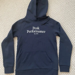 Hoodie  - Hoodie från Peak Performance i storlek xs, nyskick.