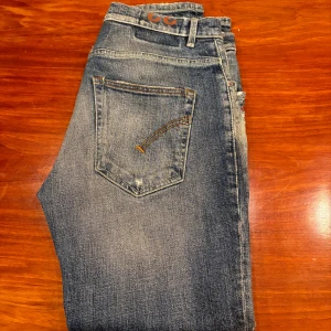 Dondup jeans - “Säljer nu dessa feta Dondup jeans.Dem är i bra skick . Nypris på dessa är: 3000:-. Dem är i storleken W33 men passar W30. Skriv vid intresse eller funderingar.”😁
