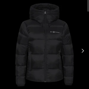 Sail Racing Jacka - W Cloud Down Hood Sail Racing jacka Använd 2 vintrar men i fint skicka, inga flickar eller hål. En innerficka, justerbar, varm. Storlek XS svart färg. Skriv för fler bilder på den riktiga jackan. Nypris 4200kr