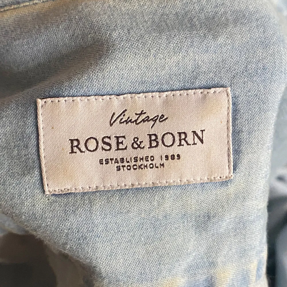 Jeans skjorta från rose&born i mycket bra skick storlek s o han på bilden är 182, tveka inte att kontakta vid eventuella frågor . Skjortor.