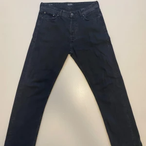 Jack&Jones jeans “Chris” - Riktigt feta svarta jeans från Jack&Jones i modellen loose/chris, de är i bra skick utan hål eller någon slags slitning, storlek 30/32, Skriv vid minsta fråga eller fundering 