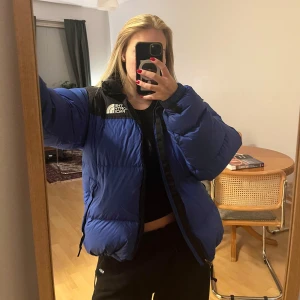 North face jacka - Jacka från TNF, stl L. Skriv om fler bilder önskas.